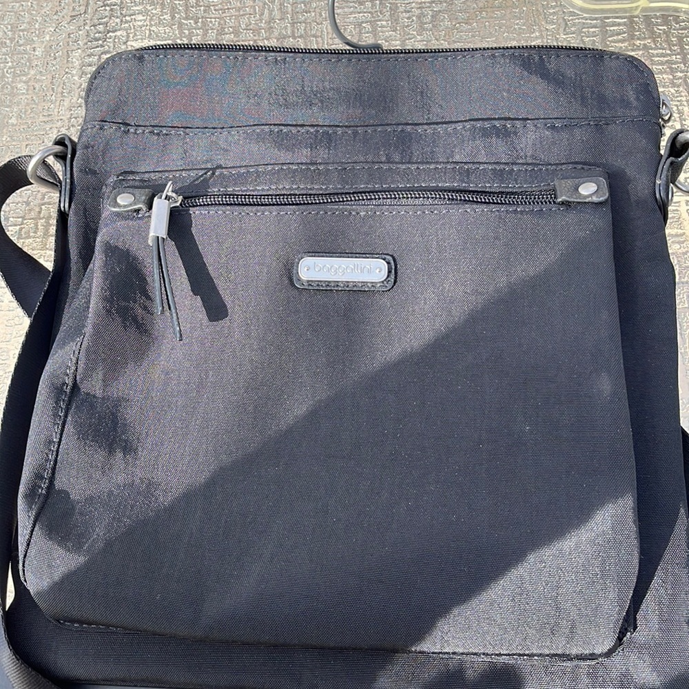 Baggallini's Pocket Crossbody is an efficient & modern bag w/organized pockets.